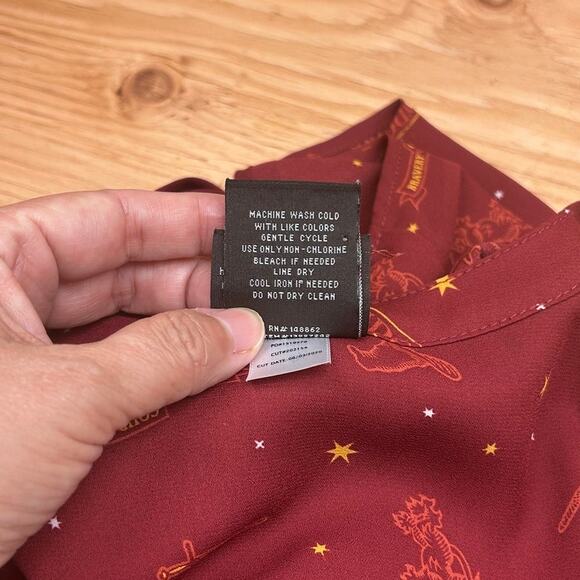 Harry Potter Gryffindor House Dard Red Georgette Pullover Blouse Size 2 Plus Sz - Picture 10 of 11